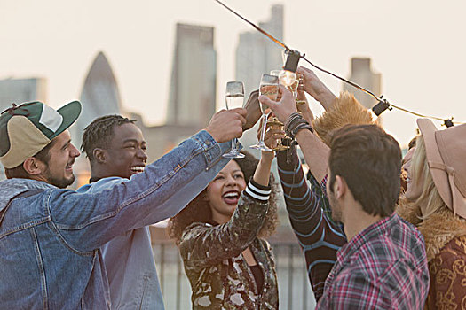 年轻,成年,朋友,祝酒,香槟酒杯,屋顶,聚会