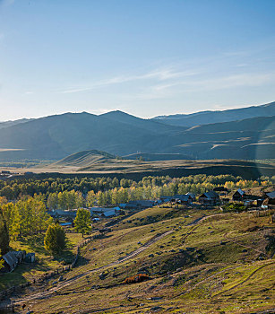 新疆喀纳斯国家地质公园远眺白哈巴村乡村