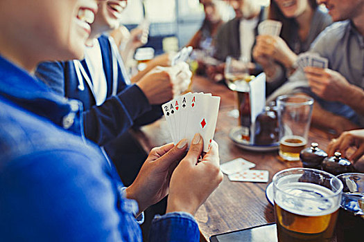 女人,拿着,纸牌a,四个,亲切,玩,纸牌,喝,啤酒,朋友,桌子,酒吧