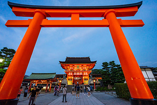 傍晚的日本京都伏见稻荷大社鸟居与楼门