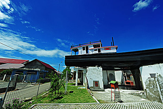 indonesia,sumatra,banda,aceh,small,boat,that,landed,on,roof,of,house,after,2004,tsunami
