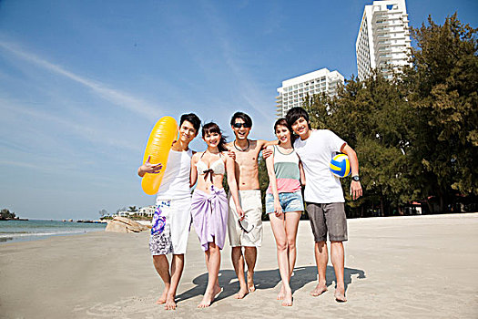 年轻人在海边度假