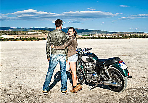 后视图,年轻,情侣,摩托车,干燥,朴素,萨丁尼亚,意大利