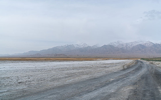 青海大柴旦翡翠湖道路