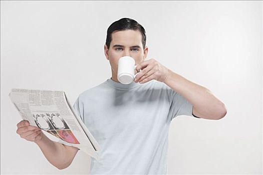 一个,男人,肖像,读,报纸,喝咖啡