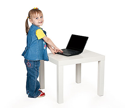 小女孩,蓝色牛仔裤,站立,桌子,笔记本电脑