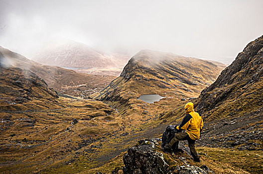 远足,站立,岩石,岩层出露,山,湿,风吹,苏格兰高地,斯凯岛,苏格兰