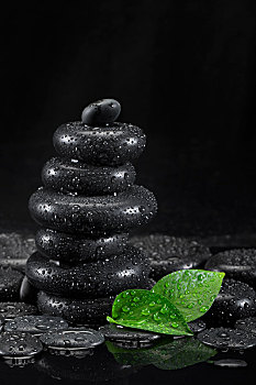 放在桌子上的spa能量石