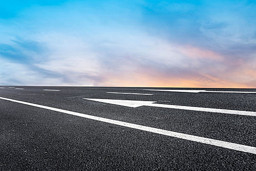 道路交通和天空晚霞云彩