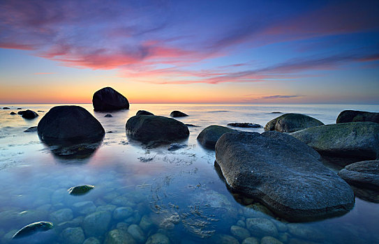 日落,波罗的海,漂石,岸边,后面,雅斯蒙德国家公园,岛屿,梅克伦堡前波莫瑞州,德国,欧洲