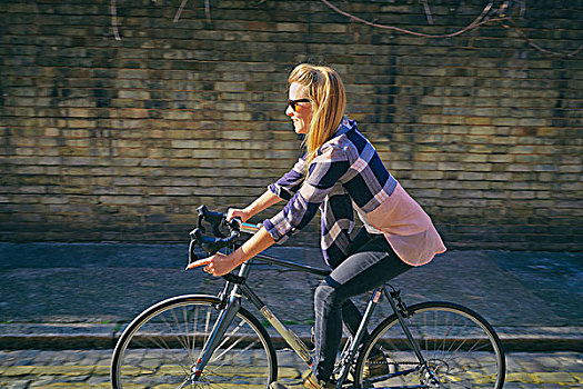 侧面视角,中年,女人,骑自行车,自行车