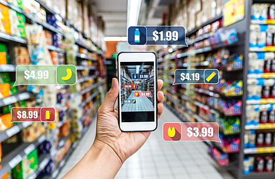 手持智能手机使用ar应用程序在超市查看商品信息