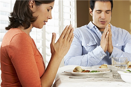 情侣,饭前祷告,食物,在家