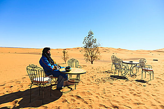 男人,坐,椅子,桌子,却比沙丘,摩洛哥