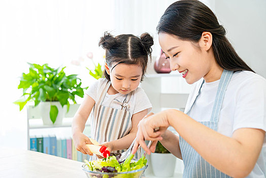 妈妈和女儿一起做蔬菜沙拉