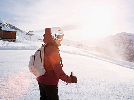 美女,滑雪,戴着,头盔,滑雪护目镜,雪中,遮盖,风景,皮埃蒙特区,意大利