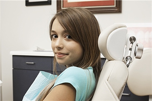 少女,14-16岁,坐,椅子,牙科手术,微笑,侧面视角,头像