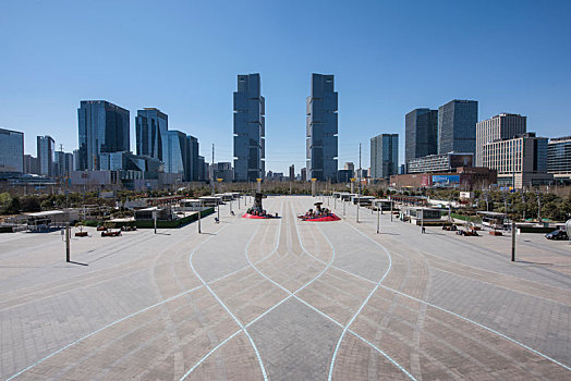 河南省郑州市高铁东站西广场绿地中心等地标性建筑群