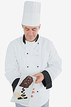 男性,厨师,看,巧克力,糕点,盘子,上方,白色背景