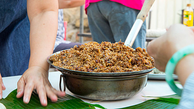 手工制作清明节祭拜祖先的供品草仔粿