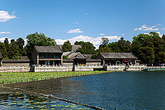 昆明湖边的古典建筑