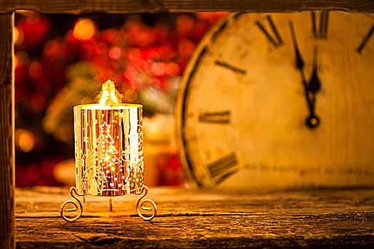 圣诞蜡烛,旧式,钟表,点燃,模糊背景