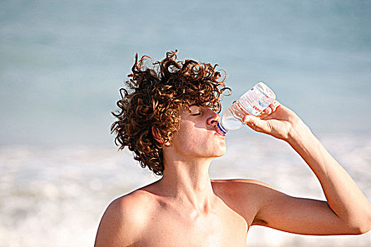 少男,饮用水,海滩