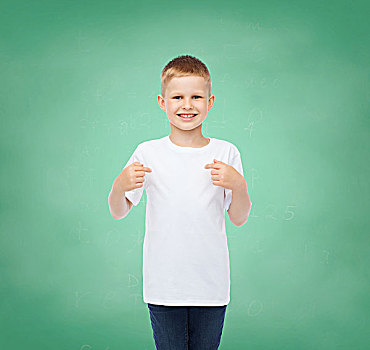 孩子,手势,教育,广告,概念,微笑,男孩,t恤,指向,手指,上方,绿色,棋盘,背景