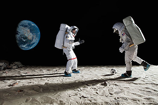 两个,宇航员,玩,足球,月亮
