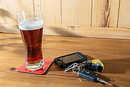 车钥匙,品脱,啤酒,手机