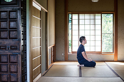 日本,男人,跪着,榻榻米,传统,日式房屋