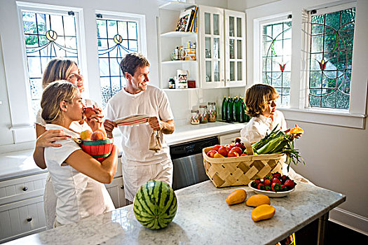 年轻家庭,厨房,吃,新鲜水果