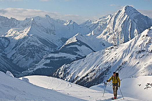 一个,男人,滑雪,旅游,边远地区,雪屋,加拿大,落矶山,靠近,金色,不列颠哥伦比亚省