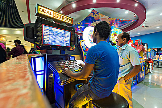 两个男人,玩,赌博,机器,商场,高知,喀拉拉,印度,亚洲