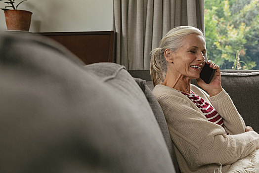 活力老人,坐,女人,沙发,交谈,手机,客厅,舒适,家