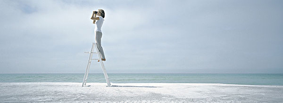 女人,站立,梯子,看穿,双筒望远镜,海滩