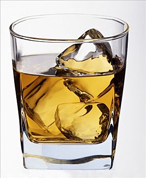 威士忌酒,岩石上,玻璃杯