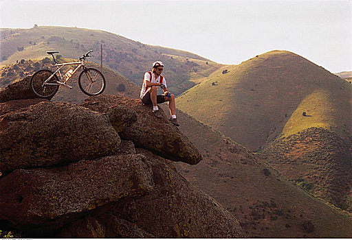 男性,山地车手,坐,石头,科罗拉多,美国