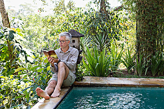 男人,读,书本,游泳池