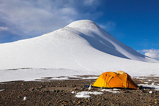 雪山风光里的帐篷