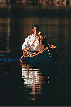 独木舟浆手,狗,加蒂诺公园,魁北克,加拿大