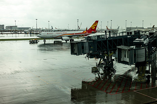 一架香港航空客机正驶入香港国际机场