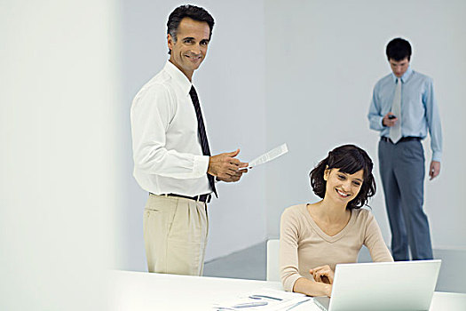 职业,办公室,站立,男人,拿着,文件,坐,女人,正面,笔记本电脑