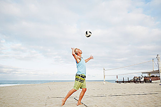 成熟,男人,站立,海滩,玩,沙滩排球