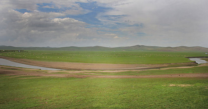中国内蒙古呼伦贝尔草原景观与莫尔格勒河