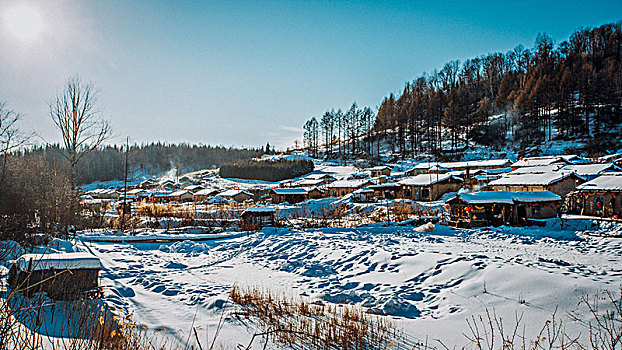 被雪覆盖的村庄