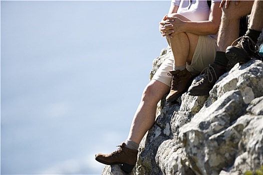 夫妻,远足鞋,短裤,坐,边缘,石头,看,风景