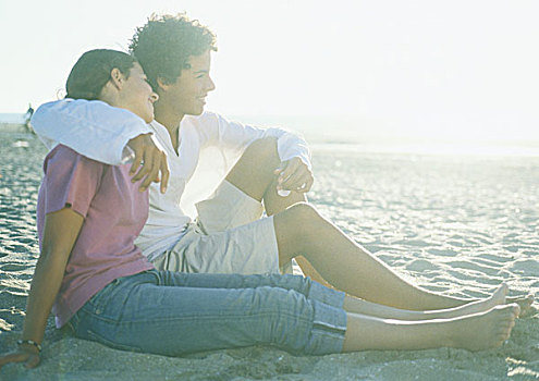 年轻,情侣,坐,海滩