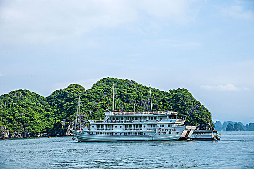 越南广宁鸿基市下龙湾海上石林间的豪华游船