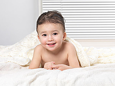 可爱,微笑,2岁,男婴,躺着,床,毯子,沐浴
